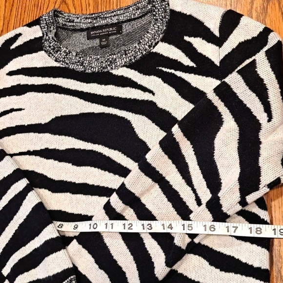 Banana Republic Women's Black and White Zebra Print Wool Blend Sweater Medium - Picture 6 of 6